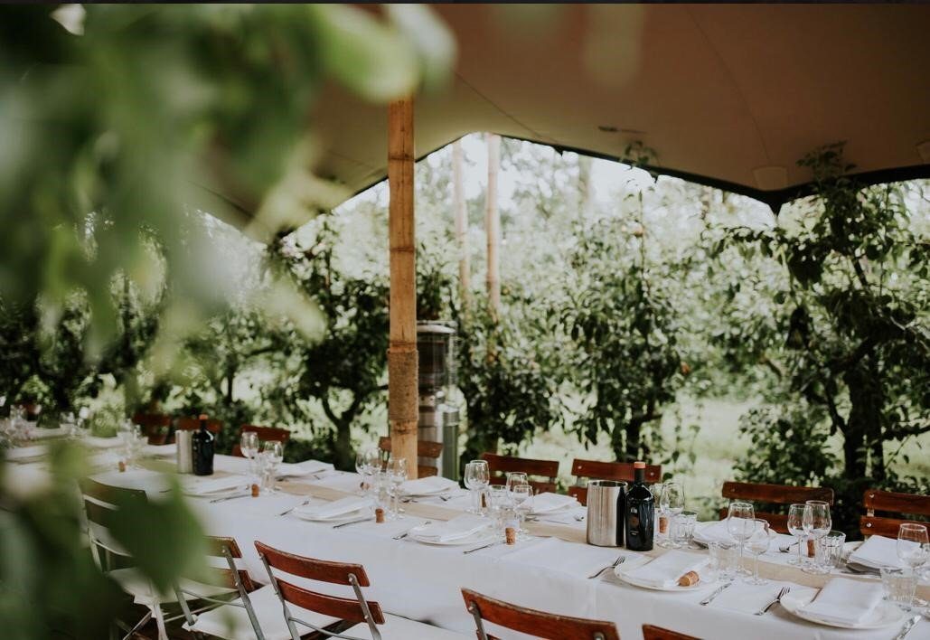 Diner in de boomgaard